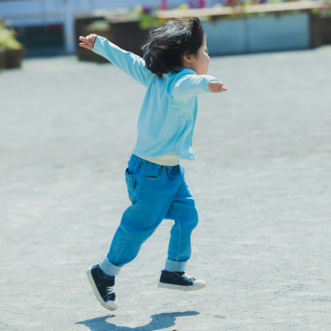 周りと比べて暴れちゃう2歳児…「落ち着きがない＝しつけの失敗」なの？