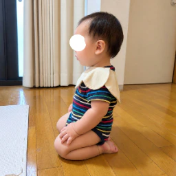 床でちょこんと正座する赤ちゃん→後ろ姿まで愛おしい写真に4,300いいね「大いに賛同」「栄養摂取できた」