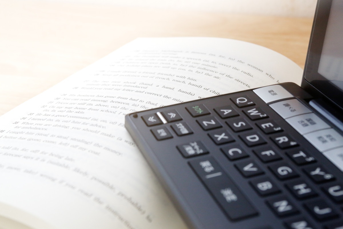 【6.8万いいね】読書中のスマホ沼から脱出！高校時代の電子辞書が大活躍「わかりみ深すぎ」「目から鱗」