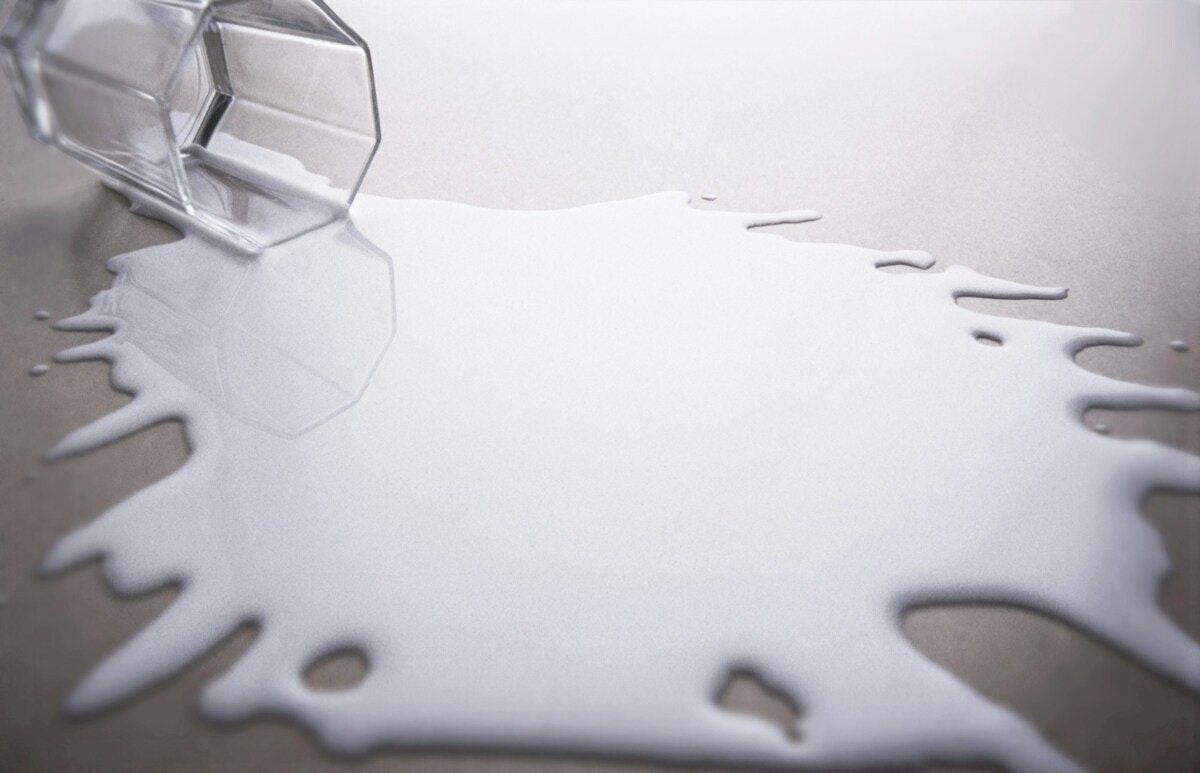 牛乳がこぼれるいつもの出社前、突き刺さる親友の“キラキラ専業主婦SNS”｜ワーママと主婦のミゾ