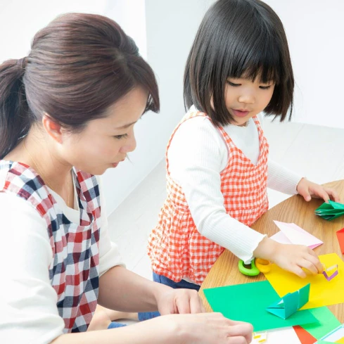 子育て中の「謎時間」…親が必死に“クソむずい折り紙”を折るシュールな状況に「あるあるすぎ」の声