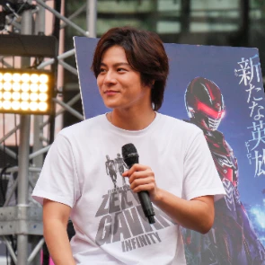 『仮面ライダーゼッツ』今井竜太郎と『ギャバン』長田光平、夏の風物詩「打ち水企画」に参加