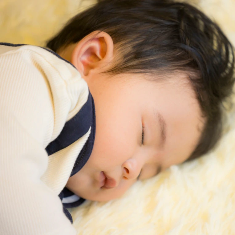 息子の寝顔を愛でて「ついに神様は…」→わが子大好き夫の独り言に4000いいね「その感性、推せる」