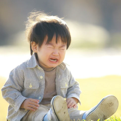 公園で子どもの目に砂が…「絶対にやってはいけない対処法」に2千いいね「親がブロック大事」