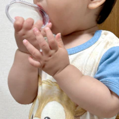 ダッフィーのロンパースの位置に疑問→実際に着せたら「正解だわ天才かよ」となった理由に1万いいね