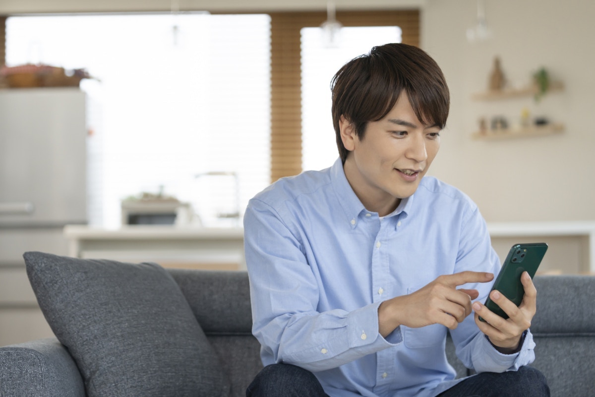 結婚5年目、夫がスマホに夢中で会話が減る→妻が抱いた【嫌な予感】｜まつエクで不倫発覚した話