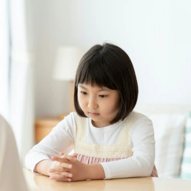 小1娘に変顔をしたら返ってきた「まさかの一言」に4.2千いいね「友達認定されてた」「かわいい」
