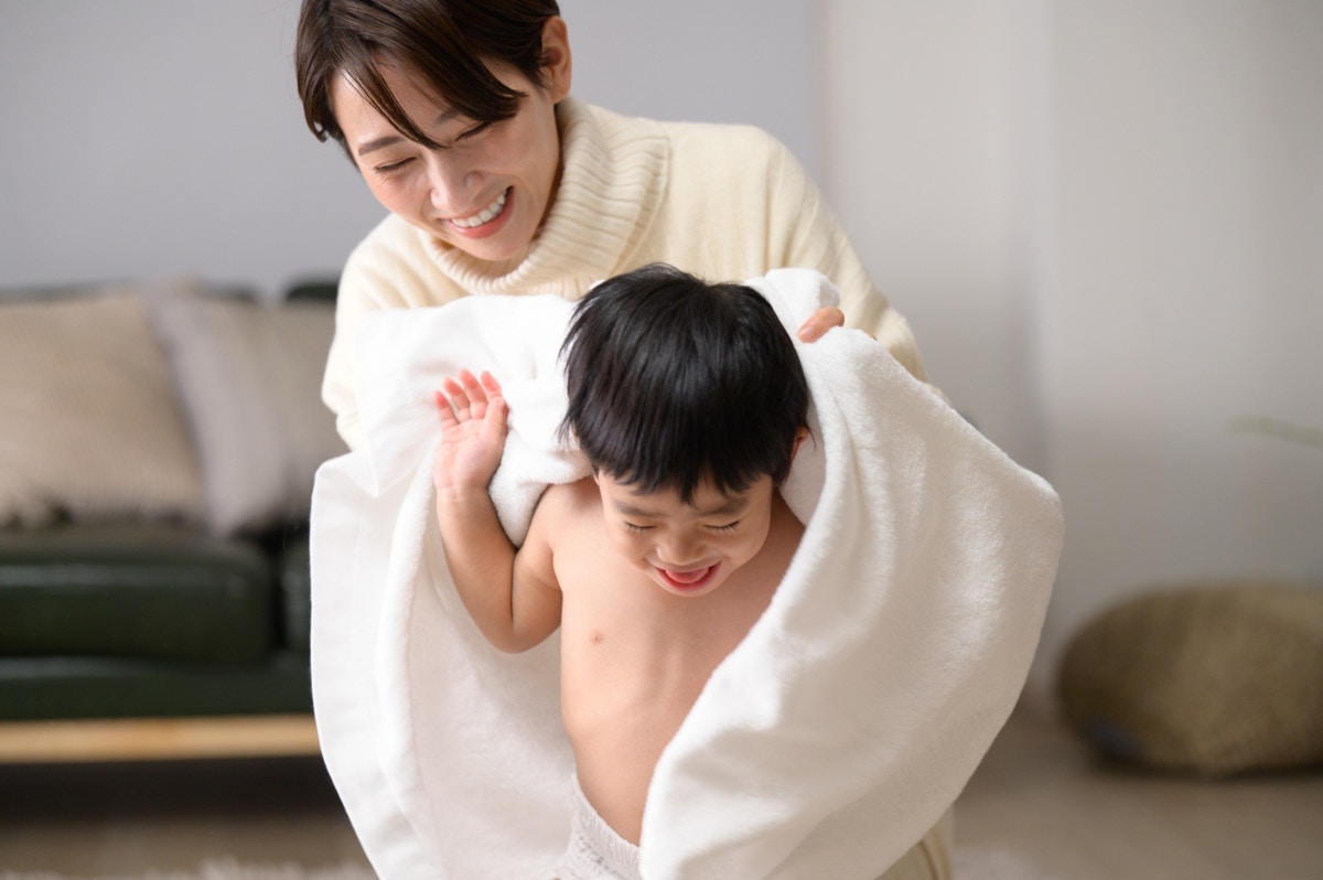 【天才現る】着替え拒否の2歳児が即着替えた！→5.4万いいね獲得“ごっこ遊び”が話題に「2歳は大変」