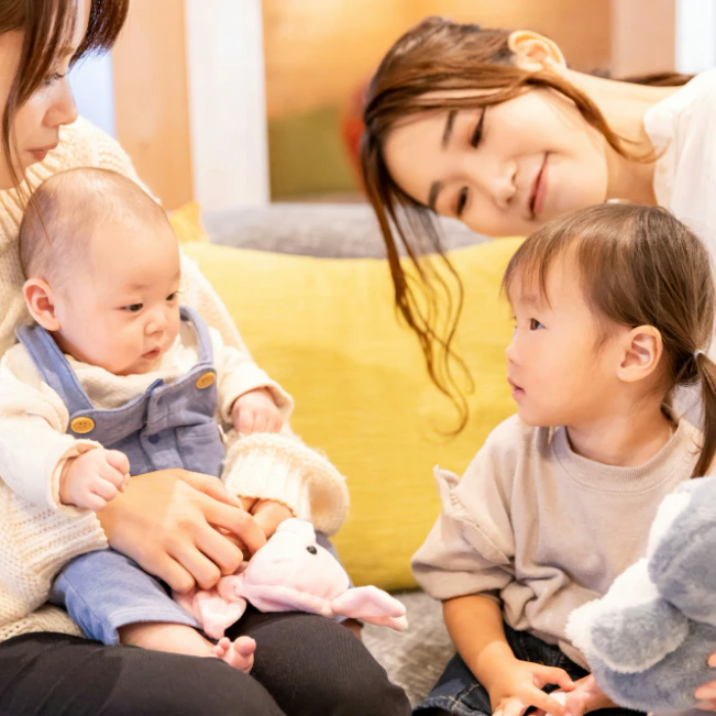 「ちょっとだけ撫でていいですか」上の子の行動にきゅん…3人目がほしくなった瞬間