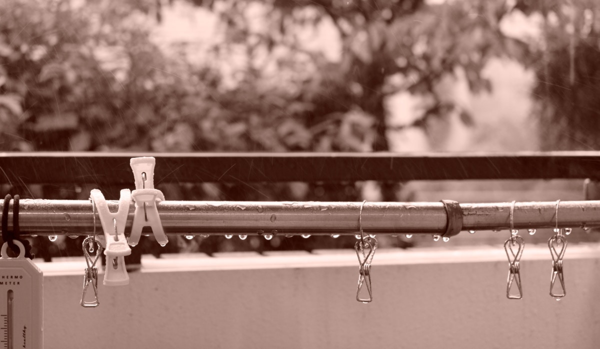 4歳児を雨のベランダに締め出し「口止め」夫の恐ろしい行為に逃亡を決意する妻｜モラハラDV夫からの逃亡