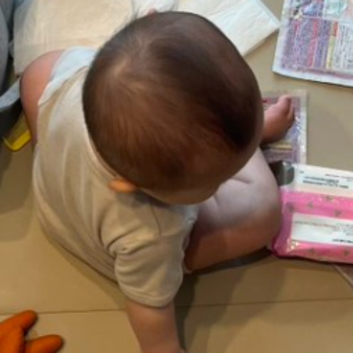 生後9か月児の“朝活風景”「起きて5分で…」母の投稿に7千いいね「楽しんでらっしゃる」「本日も元気」