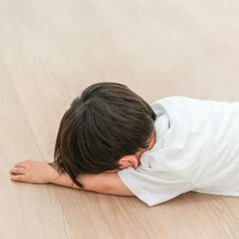 「イヤーだ！」オムツ替えを嫌がる2歳児→隣の赤ちゃんを見た結果に5,000いいね「救世主」