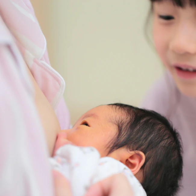 「2歳差はイヤイヤ期と重なる？」「6歳差は入学かぶり？」きょうだい何歳差がベストか、ママたちの本音