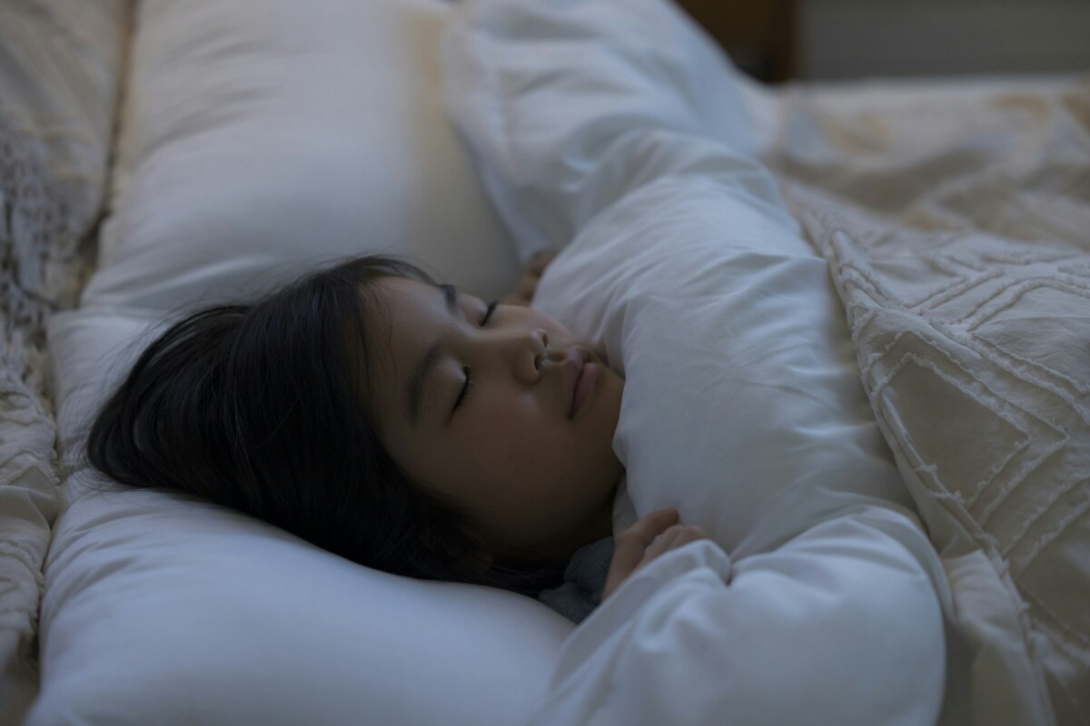 母「いやだ！寝ないで！」→娘「うふふ、ふふ」【子育ての醍醐味】過去の寝かしつけ再現エピに5万いいね