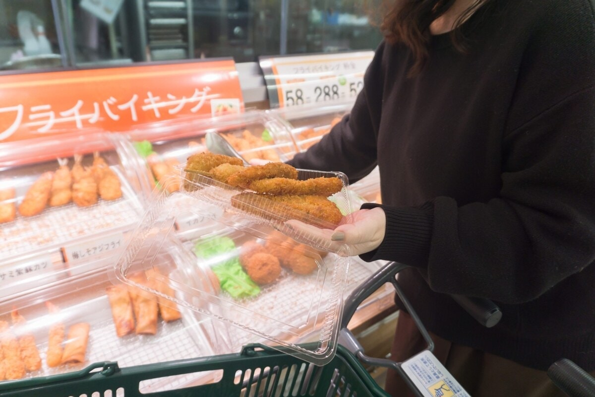 総菜の揚げ物コーナー、輪ゴムが緑のワケは？→一説に3.4万いいね「気にしたことなかった…」