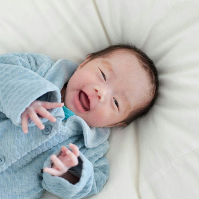 新生児の“生理的微笑”を見た小児科医パパ→正直すぎる本音に1600いいね