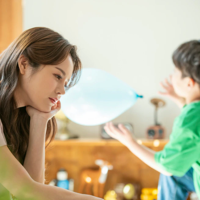 1人目のときは絵本も読んだのに…「叩く蹴る・目に指」イヤイヤ期の上の子優先で2人目はベッドに放置？