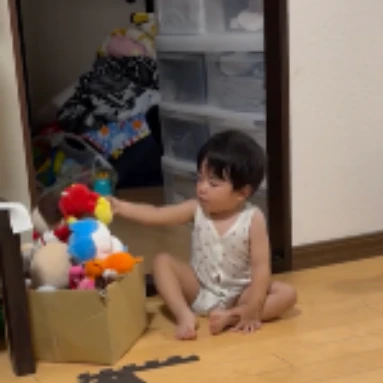 【205万回再生】弟を褒めていたら、後ろで物音。振り返った先でお兄ちゃんが始めていたこととは？
