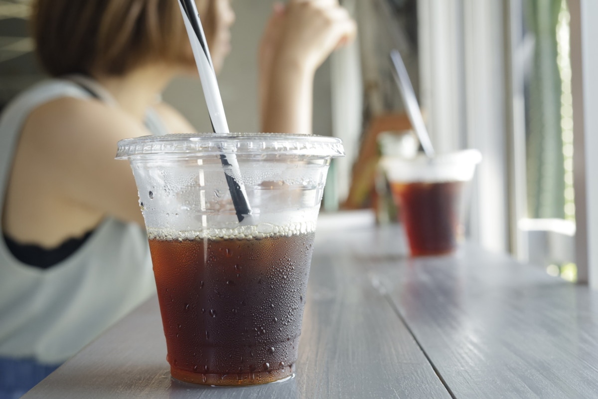カフェ　コーヒー　2杯　女性