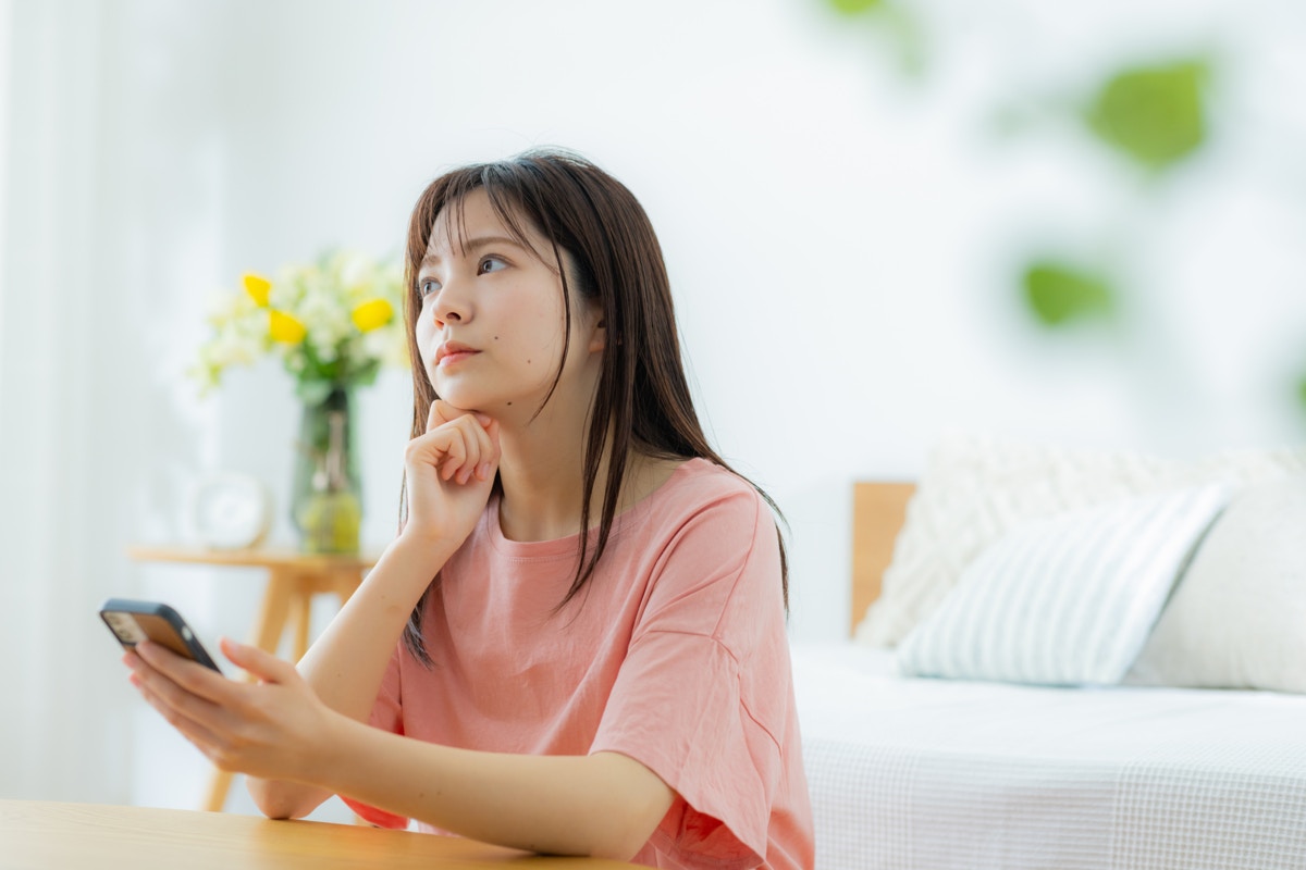 スマホ　困る　女性　写真