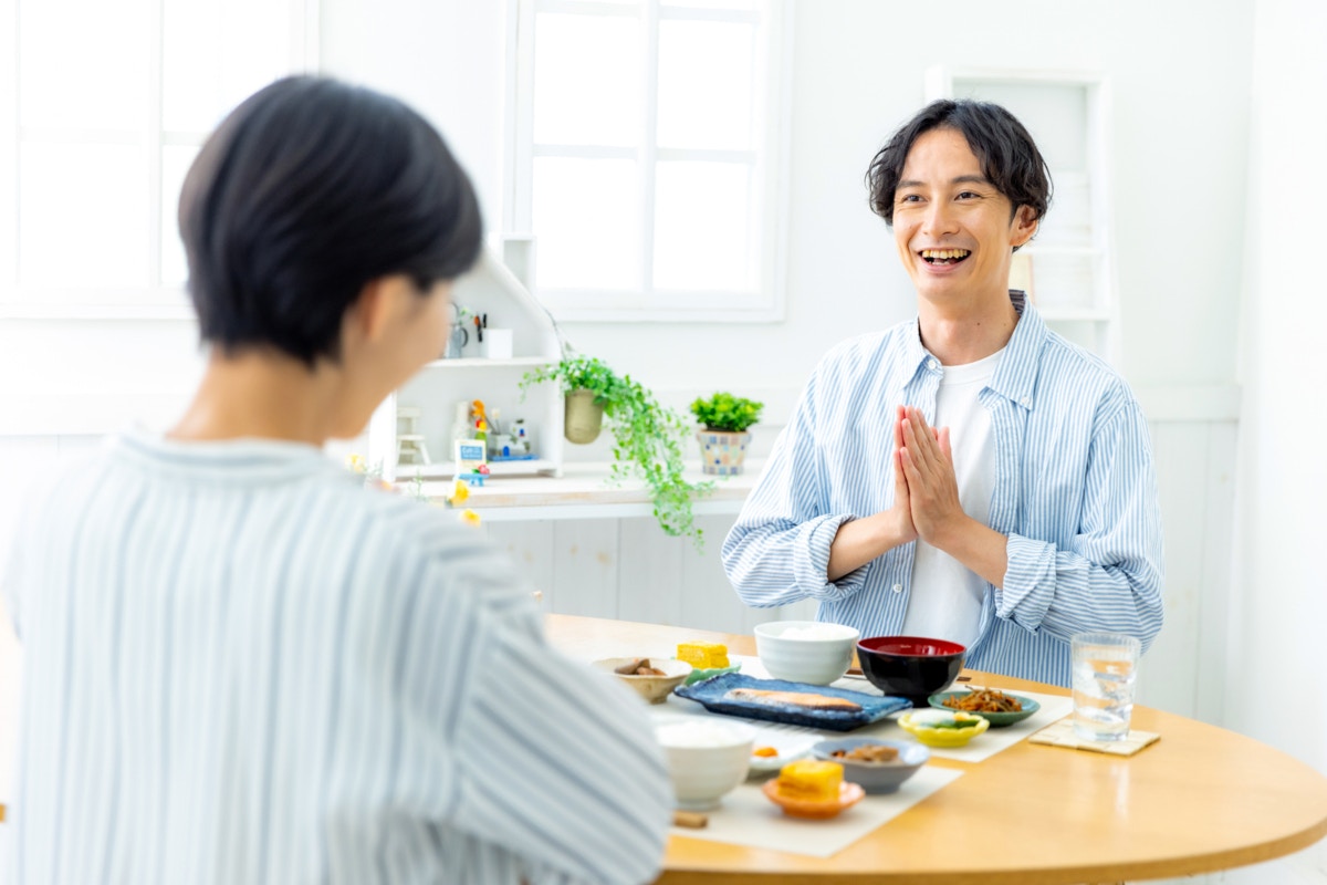 日本人　夫　リビング　後ろ姿