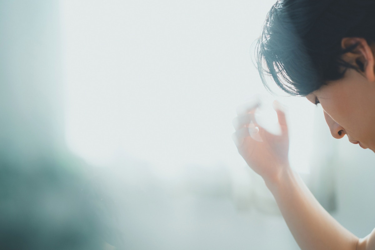 うつむく　男性　家