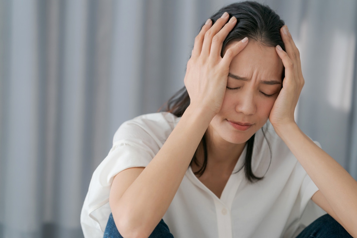 暗い　女性　ママ