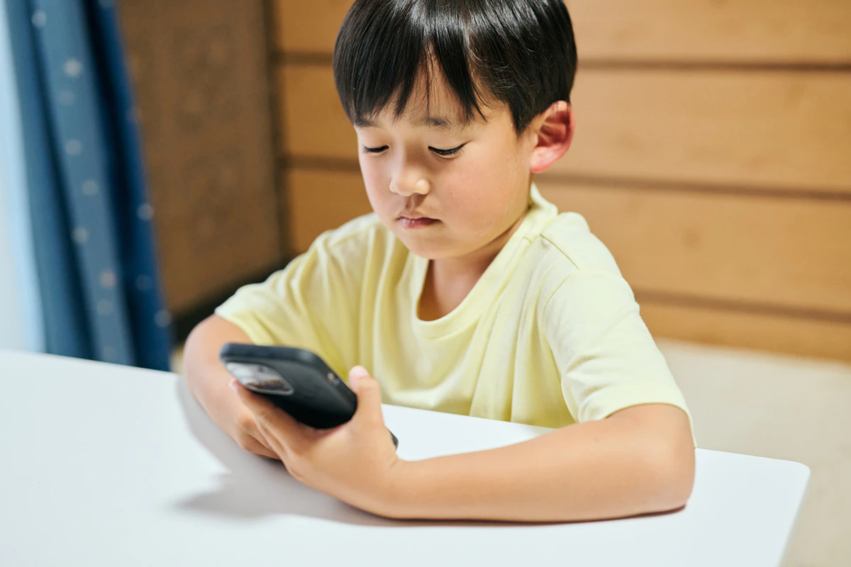 小学生　スマホ　男子　真剣　家