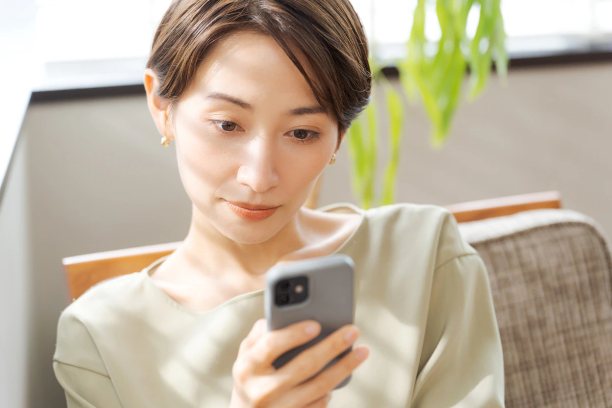 電話　ショートヘア　真剣　女性　家