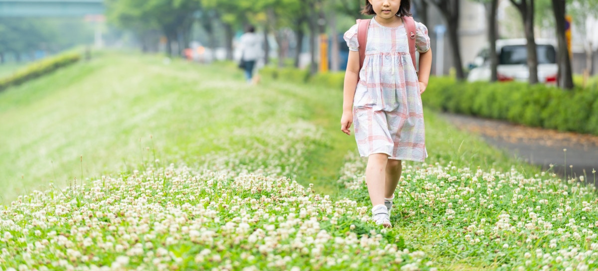 子ども　足元　道