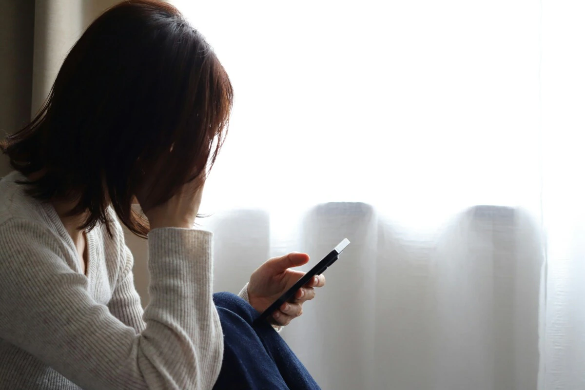 メッセージ　落ち込む　スマホ　女性