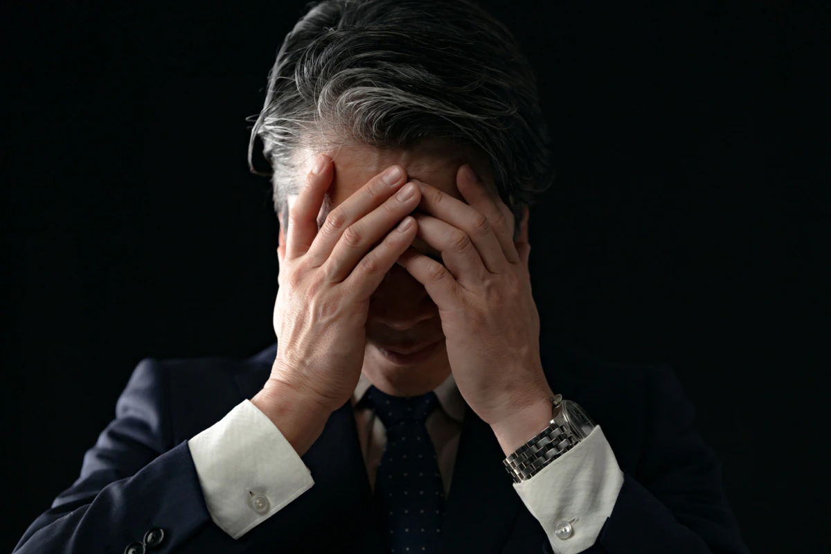 高齢者　男性　暗い　ショック