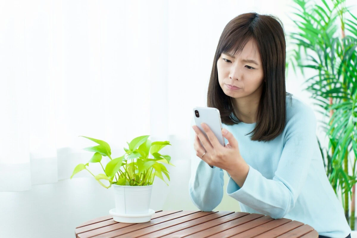 女性　スマホ