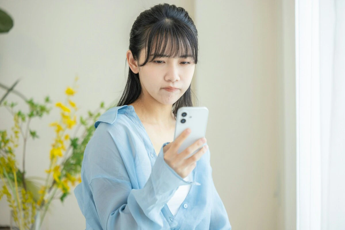 スマホ　女性　イライラ　家