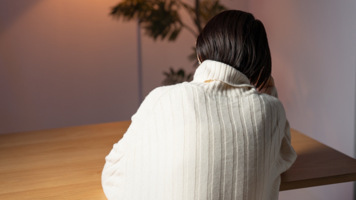 モヤモヤ　女性　夜