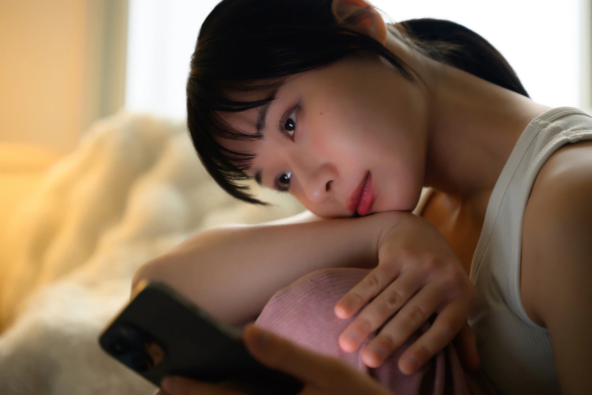 女性　スマホ　夜