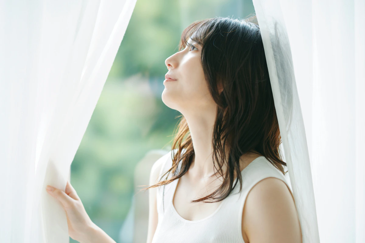 窓　光　女性　笑顔