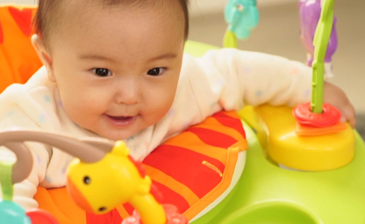 ママが選ぶのには理由があった 赤ちゃんの一人遊びで成長を促す おもちゃ の秘密って ママリ ママが選ぶのには理由があった 赤ちゃんの一人遊びで成長を促す おもちゃ の秘密って ママリ