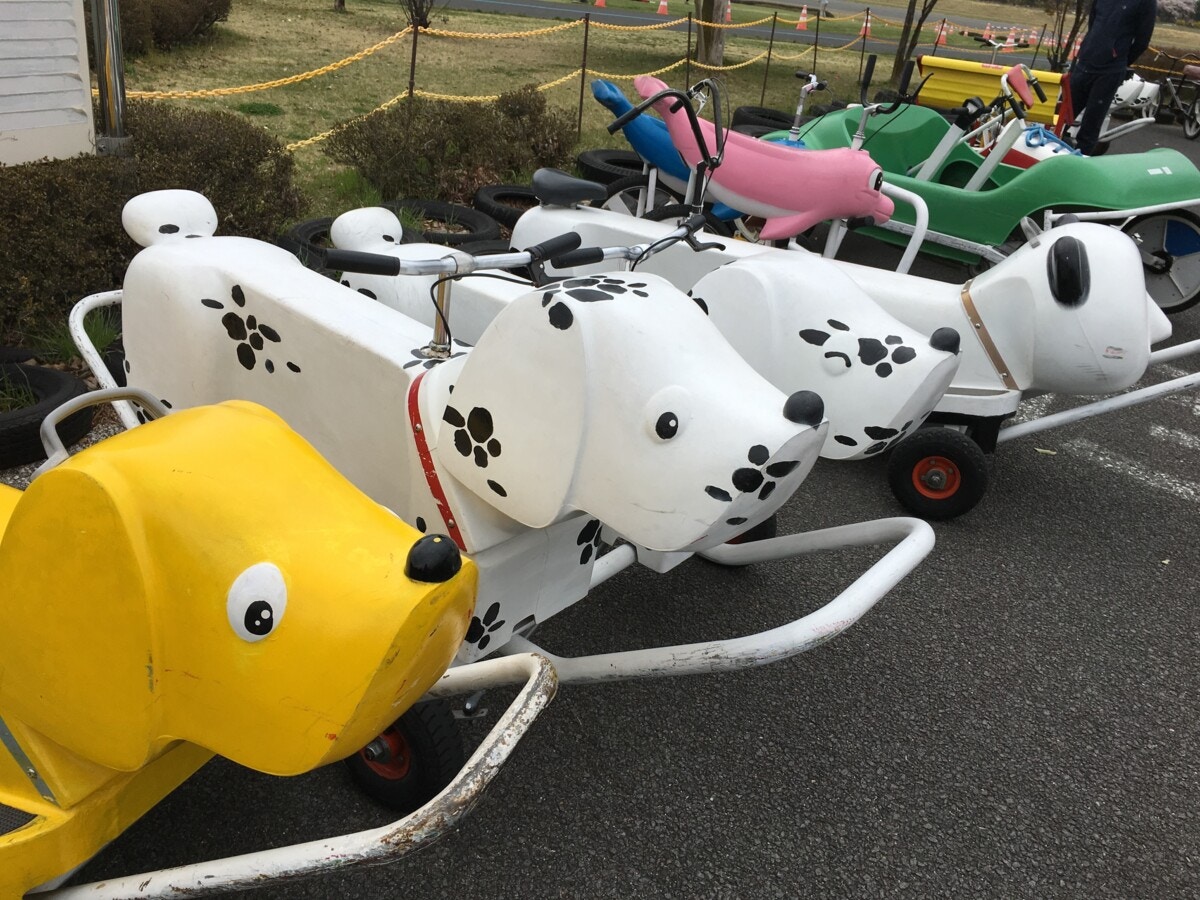 大人の自転車に乗ろうとする 2歳