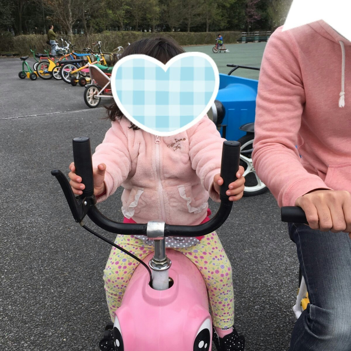 大人の自転車に乗ろうとする 2歳