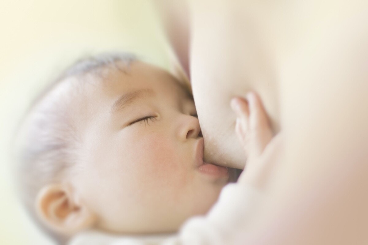 おっぱいを飲ませる上手な姿勢は 母乳が足りているかの判断基準は 助産師がアドバイス ママリ おっぱいを飲ませる上手な姿勢は 母乳が足りているかの判断基準は 助産師がアドバイス ママリ