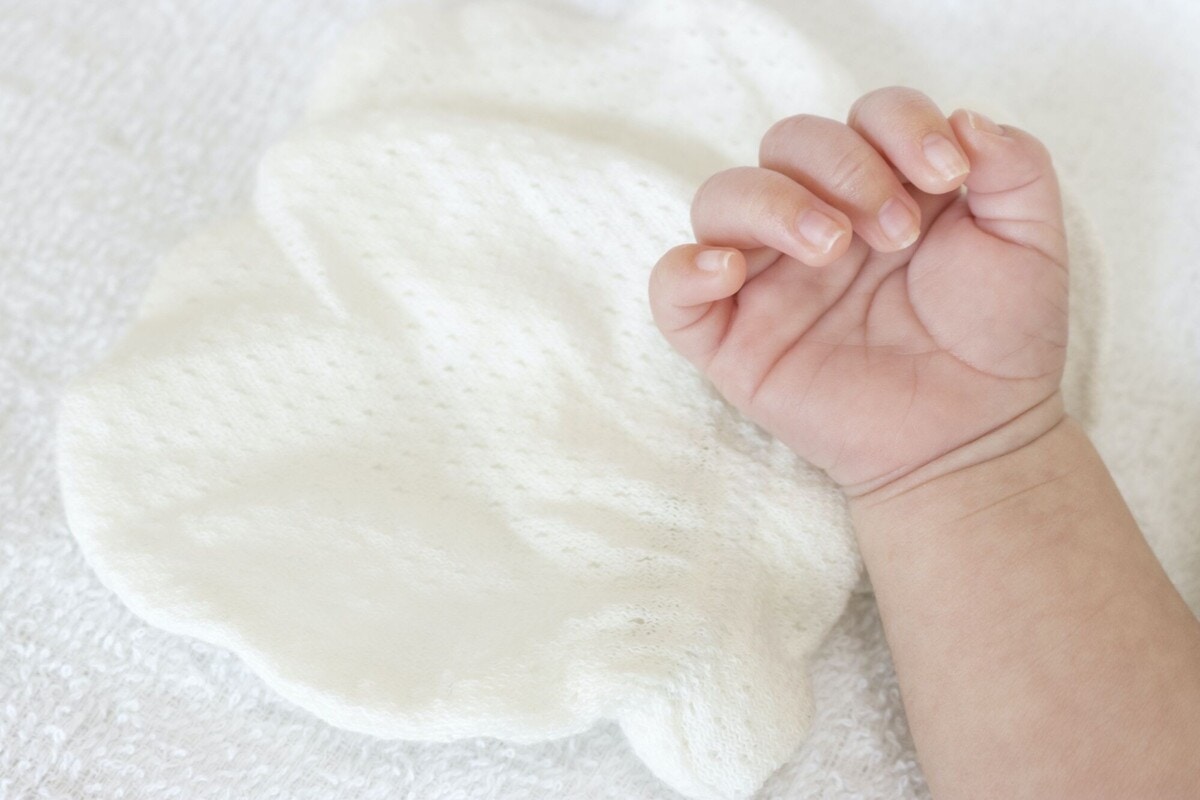 生誕の記念に 赤ちゃんの人生の第一歩を記す手形 足形の残し方 ママリ