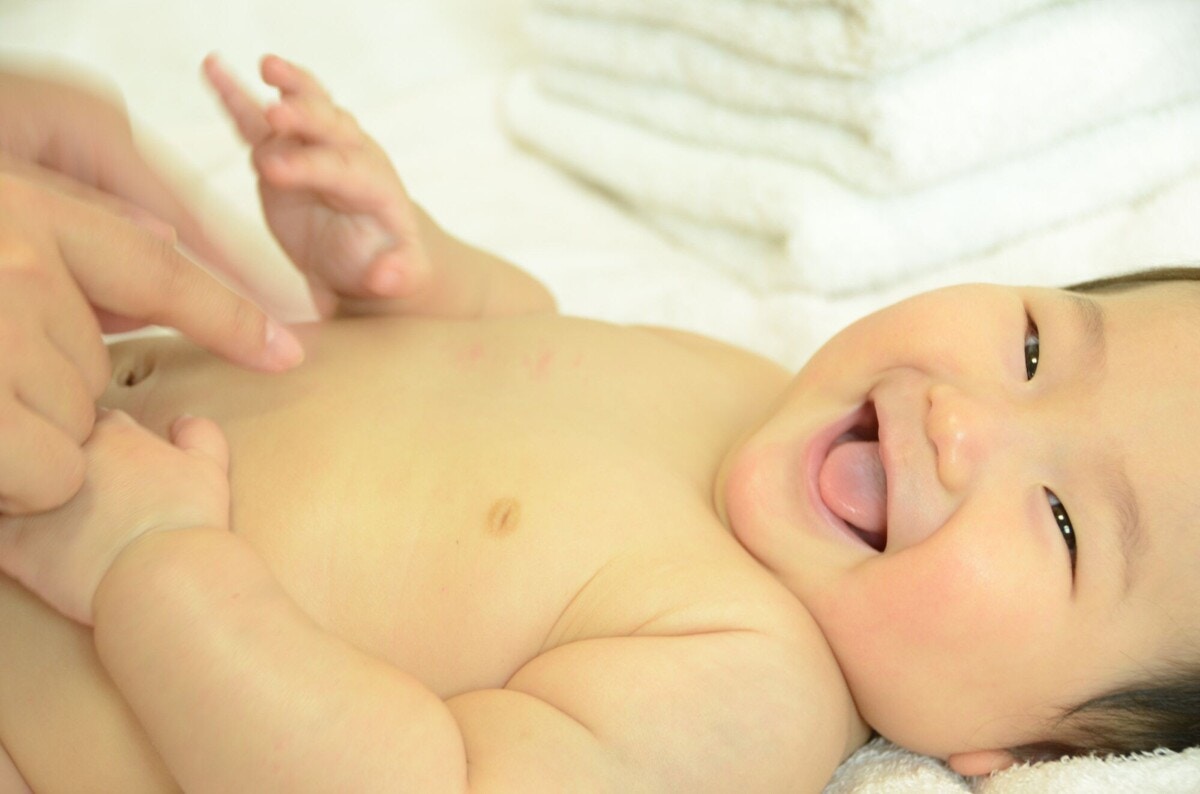 必要なモノは 注意点は 初めての赤ちゃん マッサージのポイント ママリ