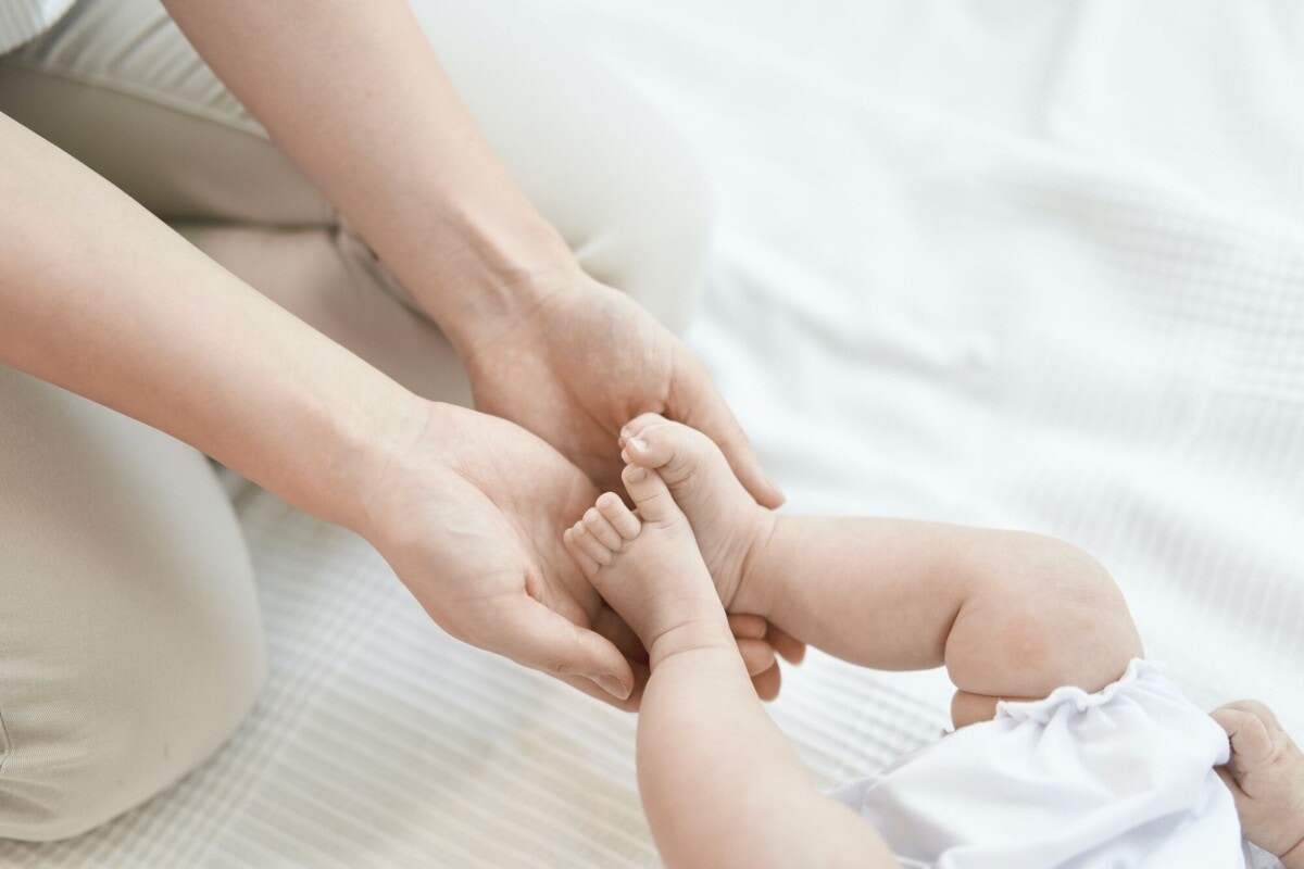 不機嫌なだけじゃない 赤ちゃんが手足バタバタをする理由 ママリ