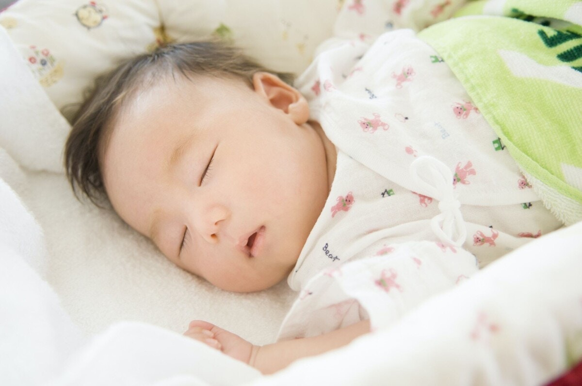 赤ちゃんの平均睡眠時間は？我が家の子どもは寝過ぎじゃない？ [ママリ]