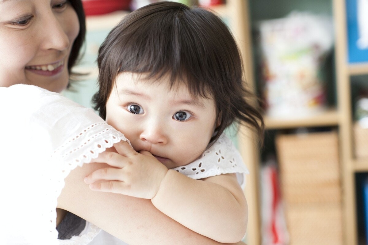 1歳で人見知りが始まった 赤ちゃんが人見知りする本当の理由と対処方法 ママリ 1歳で人見知りが始まった 赤ちゃんが人見知りする本当の理由と対処方法 ママリ