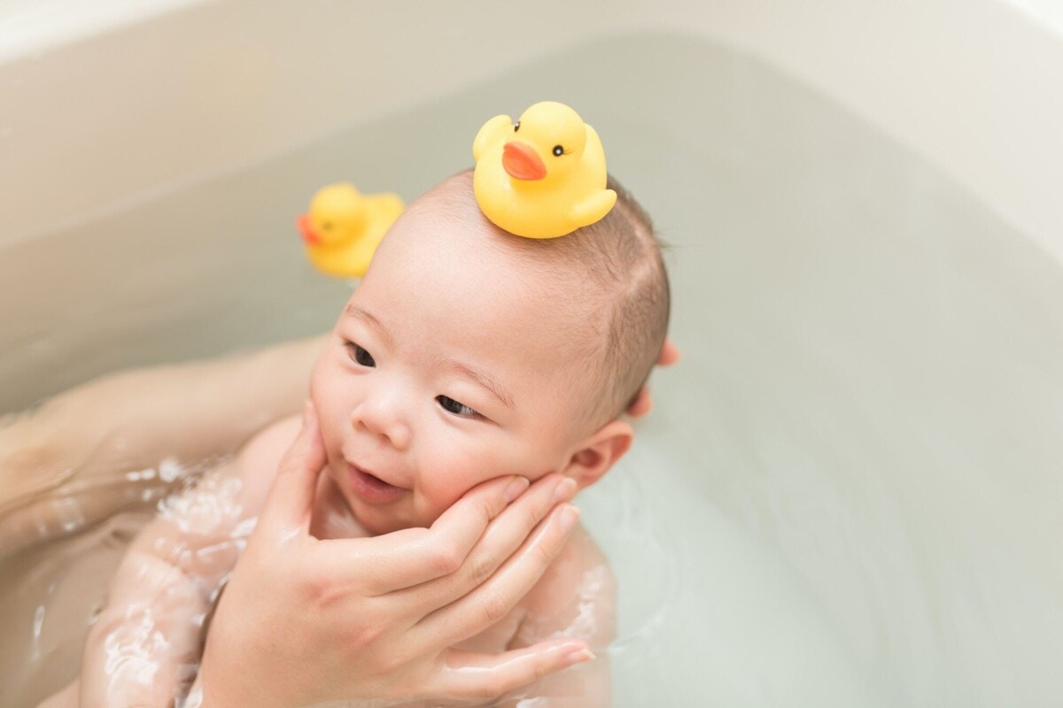 ワンオペで赤ちゃんとお風呂。寒さ対策どうしてる？「やっぱりこのやり方が一番安心かも」 [ママリ]