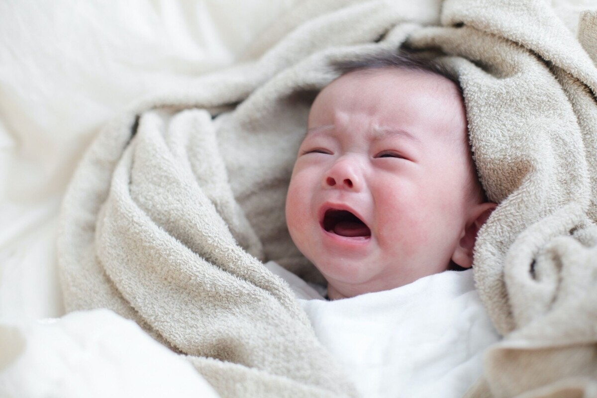 赤ちゃんとの添い寝は〇〇を整えることが大切！正しい添い寝方法とリスク、注意点 [ママリ]
