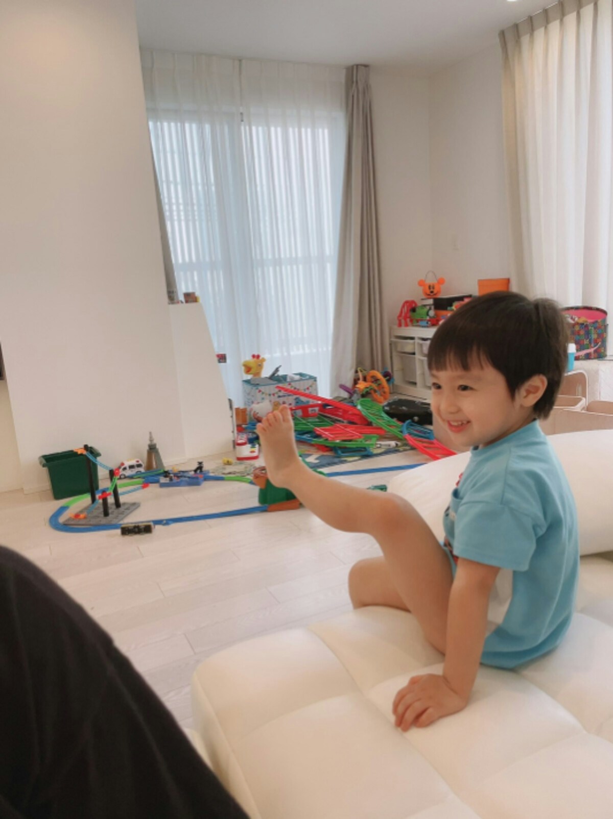 第2子を出産した川崎希さん 産後 夫のアレクさん考案の 室内遊びの工夫 が参考になる ママリ 第2子を出産した川崎希さん 産後 夫のアレクさん考案の 室内遊びの工夫 が参考になる ママリ