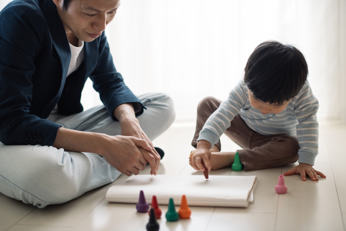 2歳児の発達の目安とは？言葉の特徴やイヤイヤ期への対処方法も紹介 [ママリ]